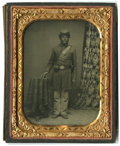 Retrato de soldado negro, soldado raso Co. I, 54ª Infantería de Mass., c.1863 de American Photographer